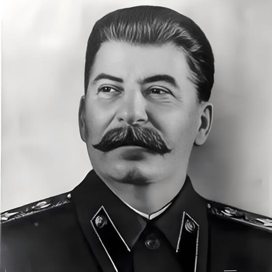 1961年10月，斯大林的坟墓被挖开，士兵们迅速剥去斯大林的军服，换上普通衣物，