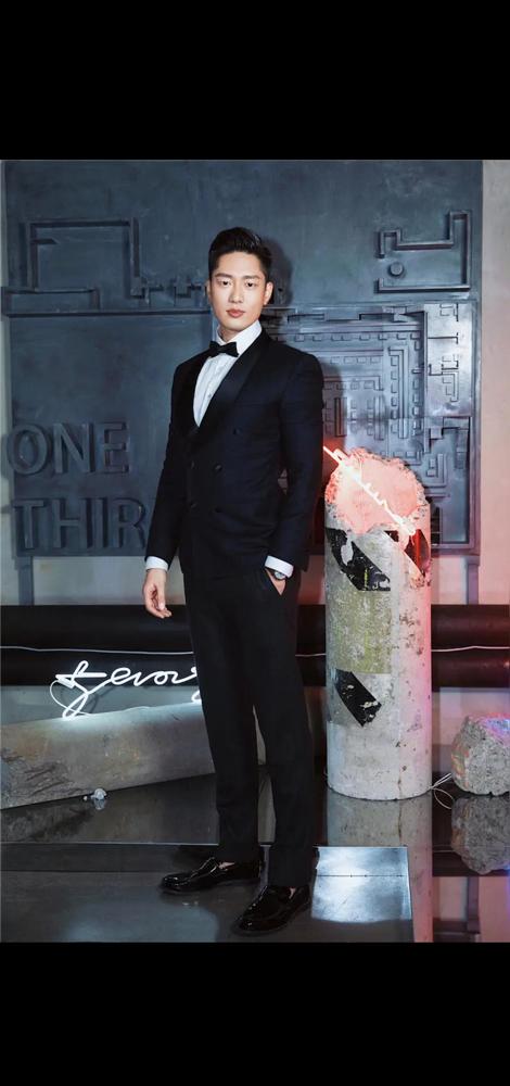 姚晨刚官宣离婚，凌潇肃停更好几年的账号评论区又炸了。
当年和姚晨离婚，他被全网