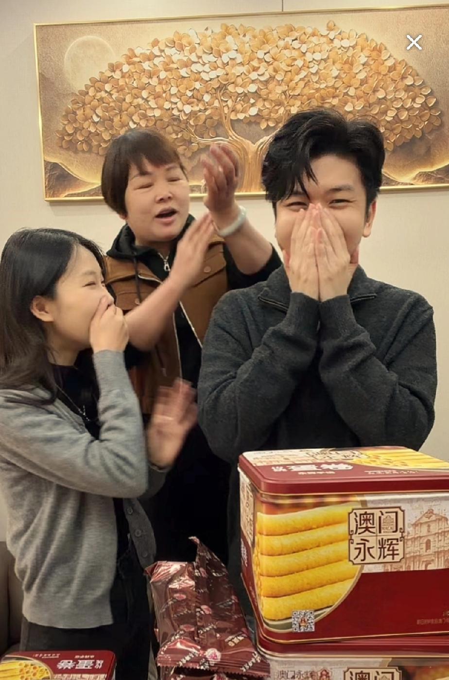 叶锐聪的姐夫一不小心就被叶锐聪的妈妈套路了。当姐夫给大家讲解蛋卷时，叶锐聪妈妈问