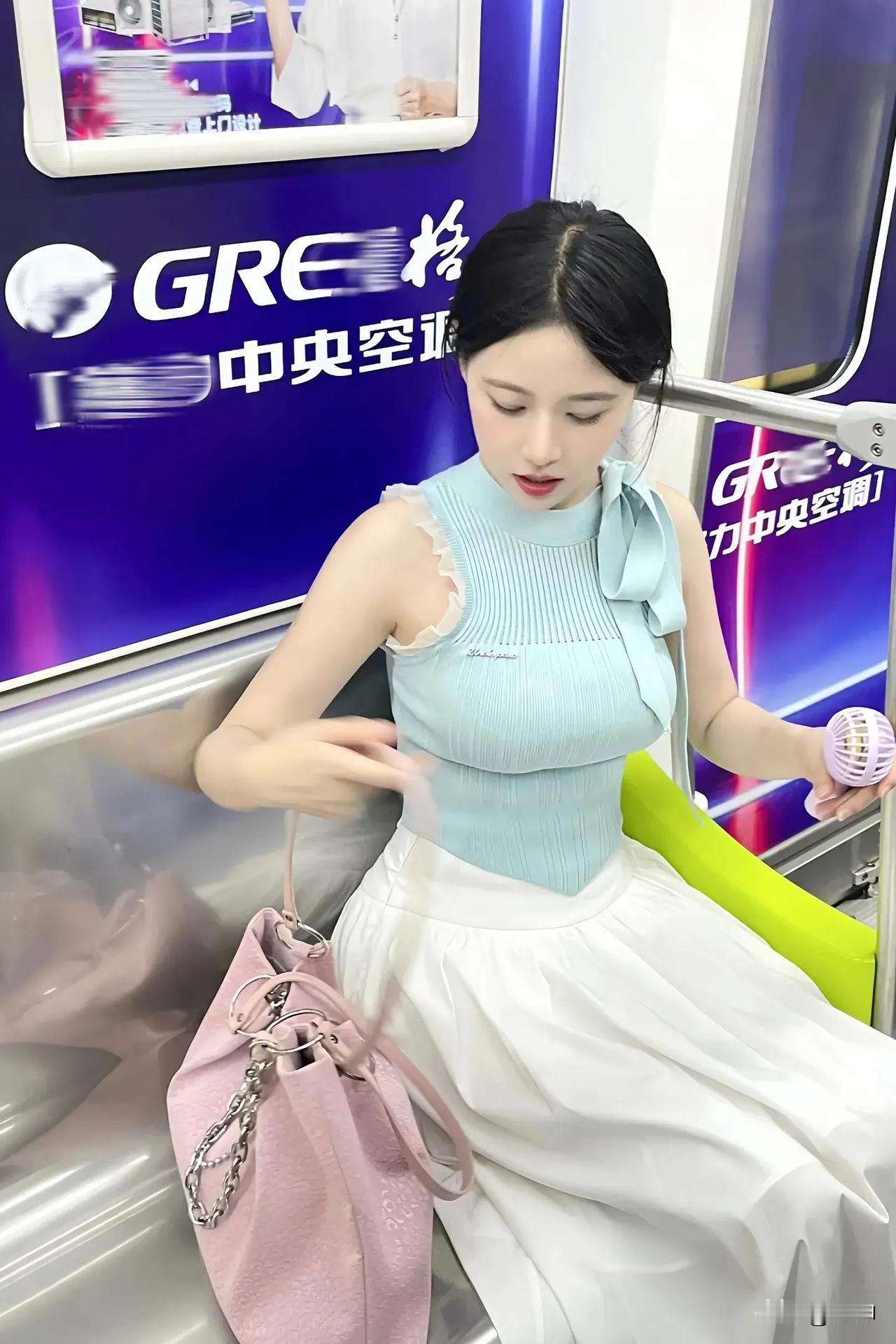 我知道你不爱我… 
从不主动爱谁 我不認識我自己 爱你不代表我傻 很痛但我不说 