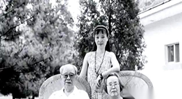 一屋子的大领导陪着吃饭呢，满桌子的土家腊肉正冒着热气。
女主人突然指着旁边一个满