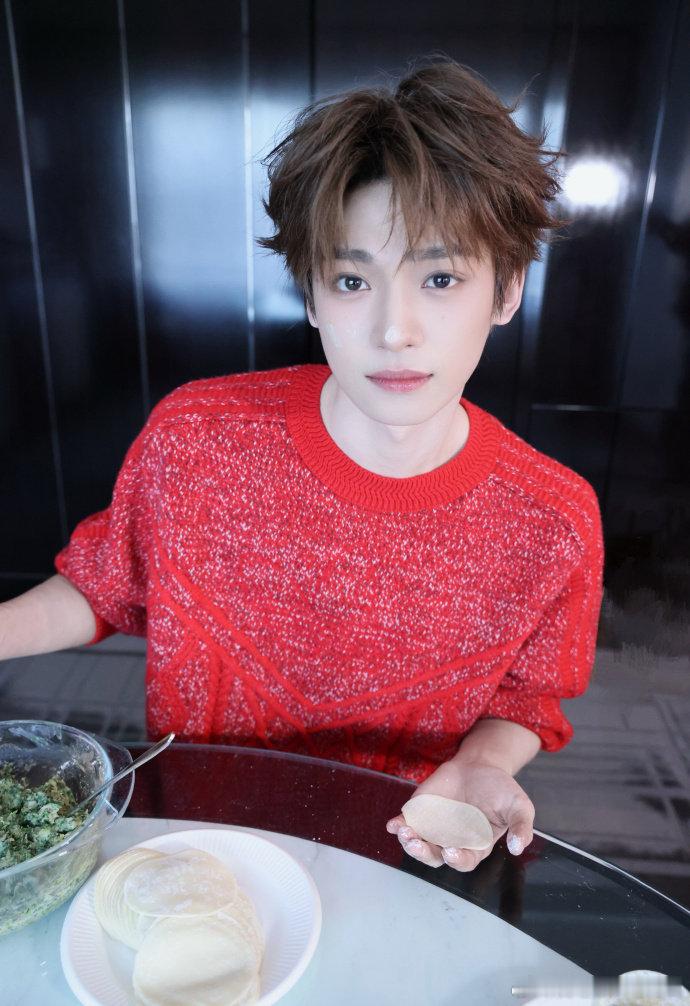 梓渝除夕包饺子梓渝除夕营业照  梓渝除夕营业照，梓渝除夕包饺子，谁懂这个小梓渝穿