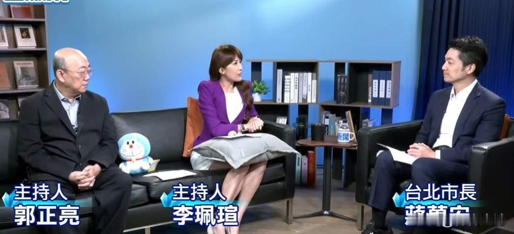 蒋万安接受中天新闻《绿也掀桌》节目电视专访，节目点击率远不及竞争对手沈伯洋，但蒋