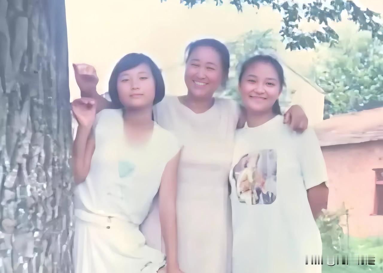 贾玲和她姐姐，应该是遗传她们爸爸了，没遗传她们妈妈。
这是贾玲（左）小时候和妈妈