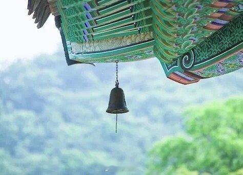 一个真正强大的人，不会把太多心思花在取悦和亲附别人上面。所谓的圈子、资源，都只是