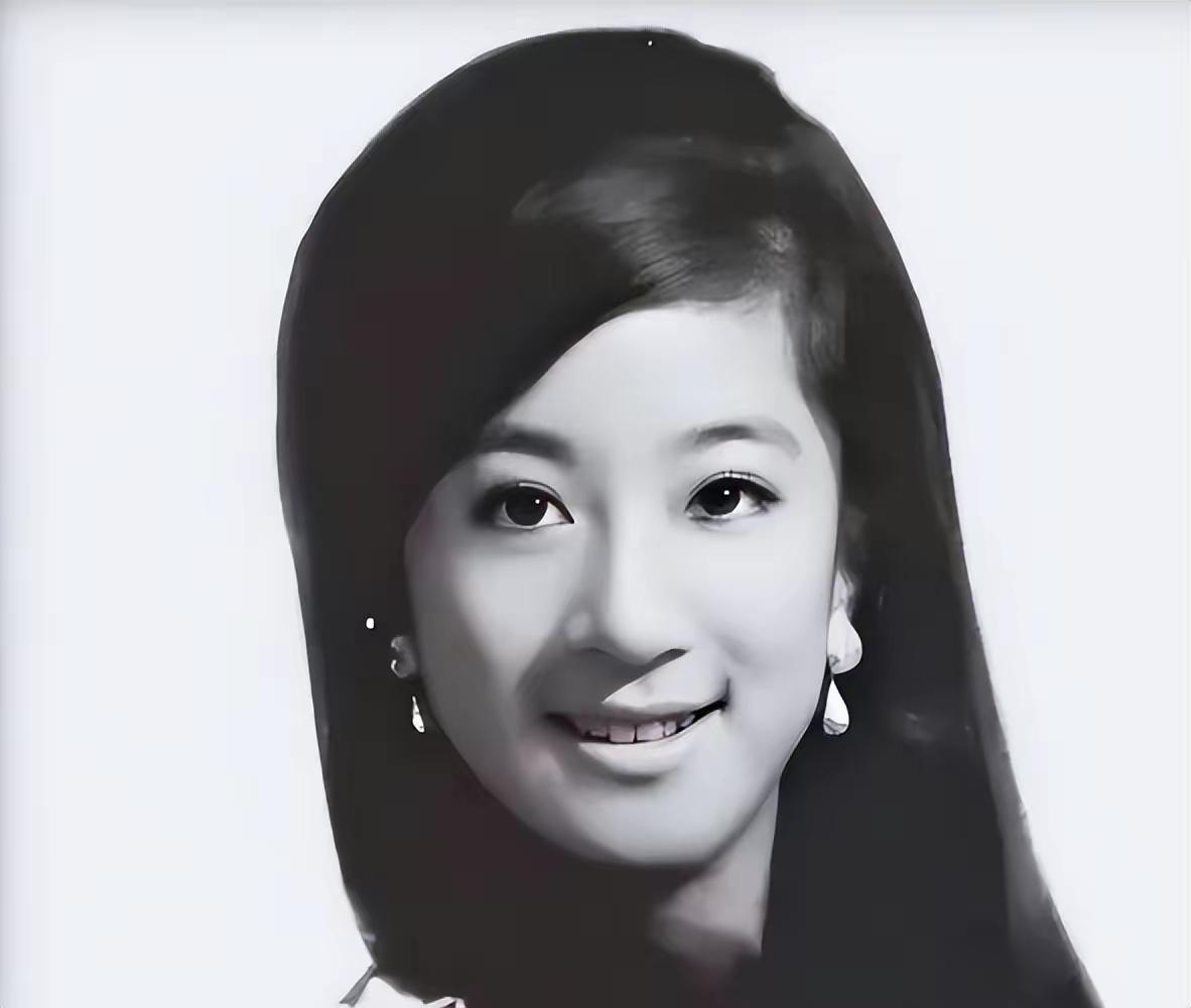 王薇薇年轻时妥妥的大美女，
气质高雅，名副其实的的名媛，
老了后脸保养的不错，但