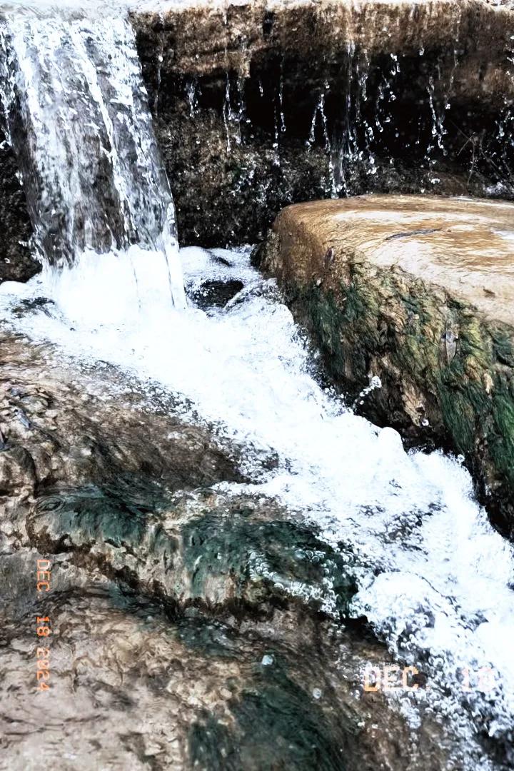 山间清泉潺潺流，静享自然之美溪流的美景 自然景观壮美 瀑布美景山