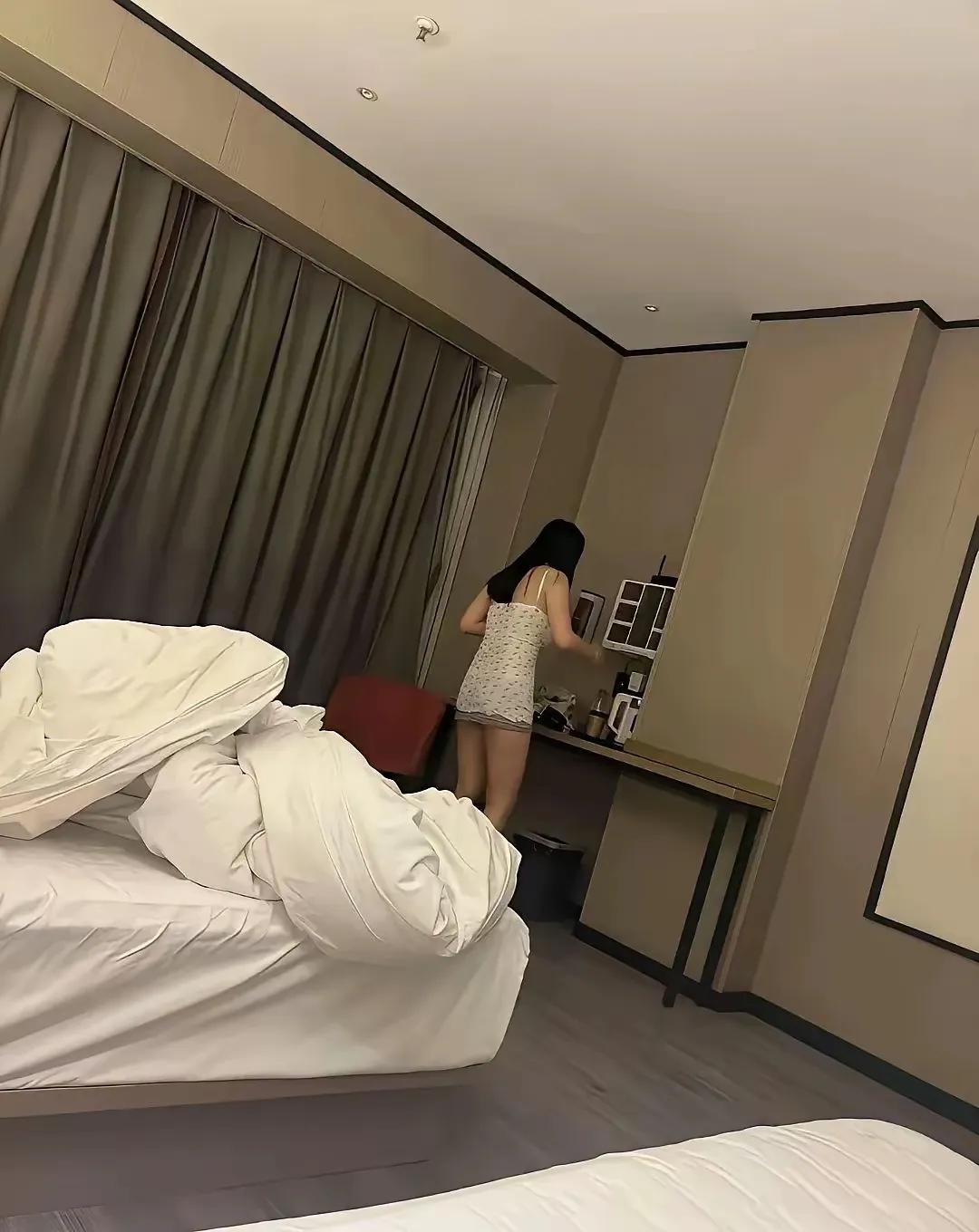 认识两个月
终于奔现了
坐了两个小时的车
来到他所在的城市

昨晚
玩得很晚才睡