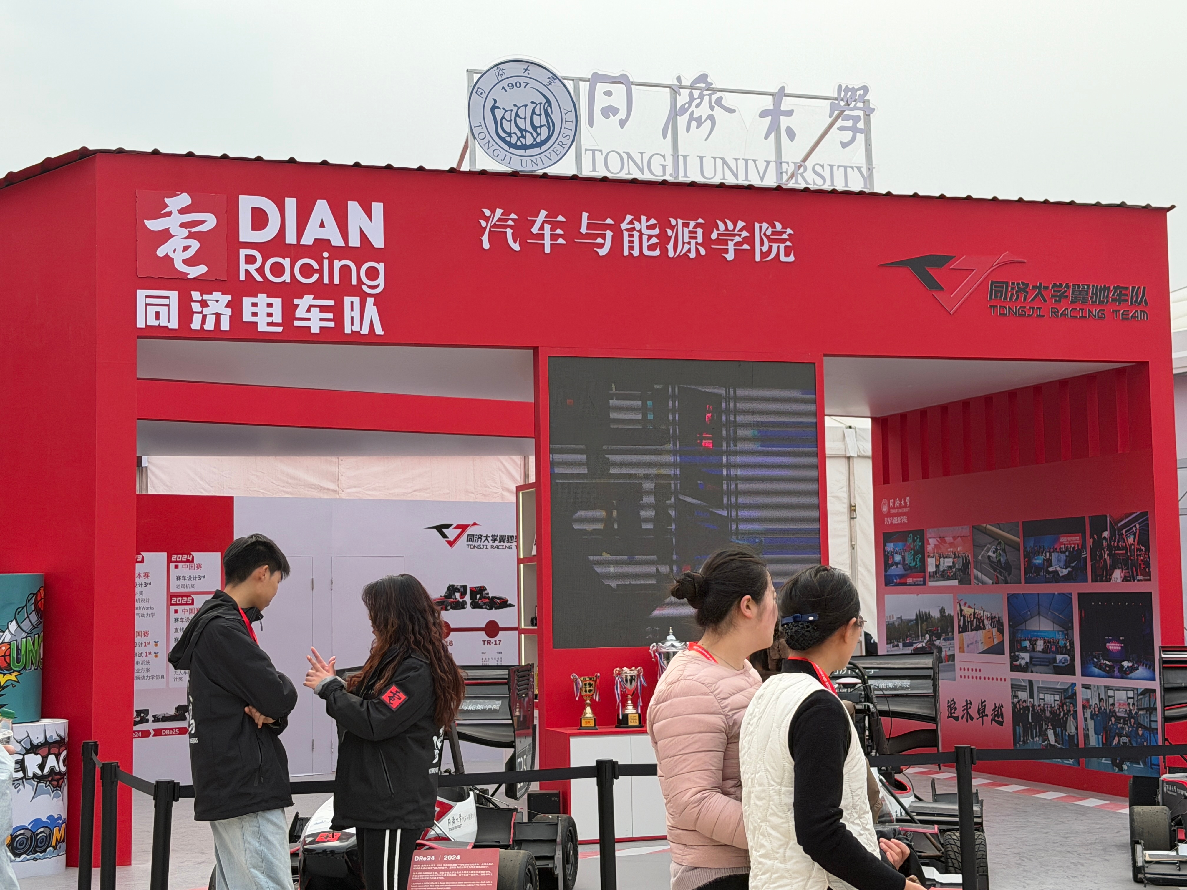 我在朋友圈说，今年 F1 主旋律是奔驰大战法拉利。但朋友们不同意，都说是法拉利大