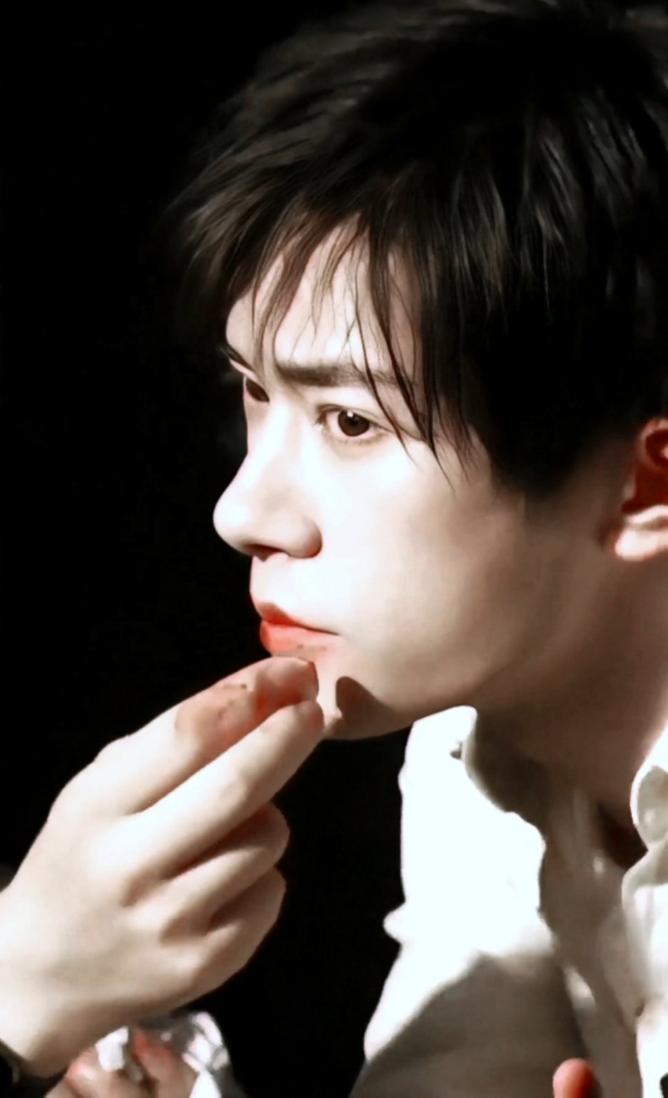 再看一遍……化妆师我也想细细描摹过易烊千玺的眉眼 