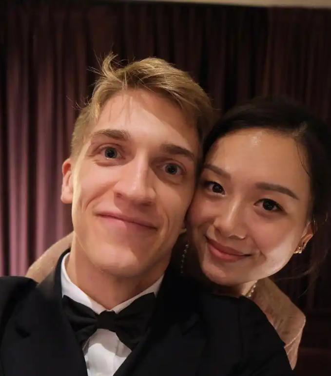 坏了，中国女婿把国乒选手压制了！

安东的女朋友，
可是咱们的中国大美女万远。