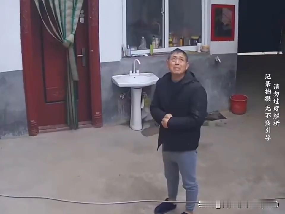 你瞅瞅这监控里的画面，看得人心里直发酸。
 
奶奶走了以后，大人们都在忙前忙后，