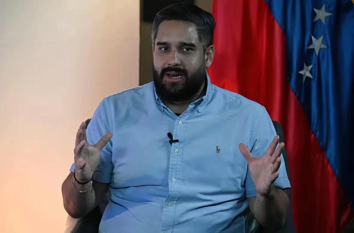 果然是虎父无犬子！面对如此危局，马杜罗之子尼古拉斯毫不犹豫站出来，以极大的勇气，