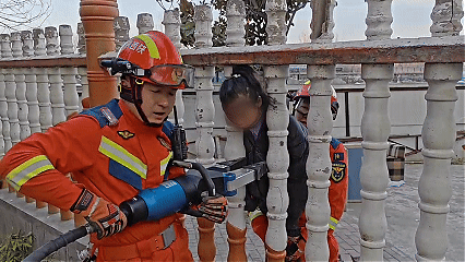 宝鸡女童“杠上”围栏：头能过，但“不许走”！
12月27日
宝鸡消防接警称一小孩