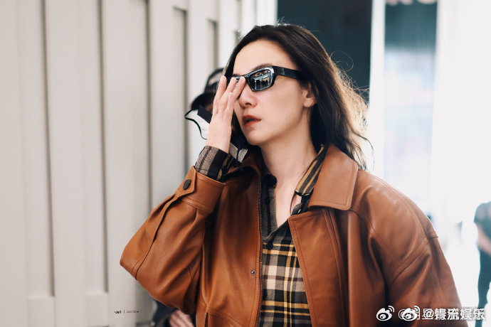 宋佳巴黎时装周出发照宋佳巴黎时装周 宋佳巴黎时装周出发路透🈶皮衣+墨镜造型又酷
