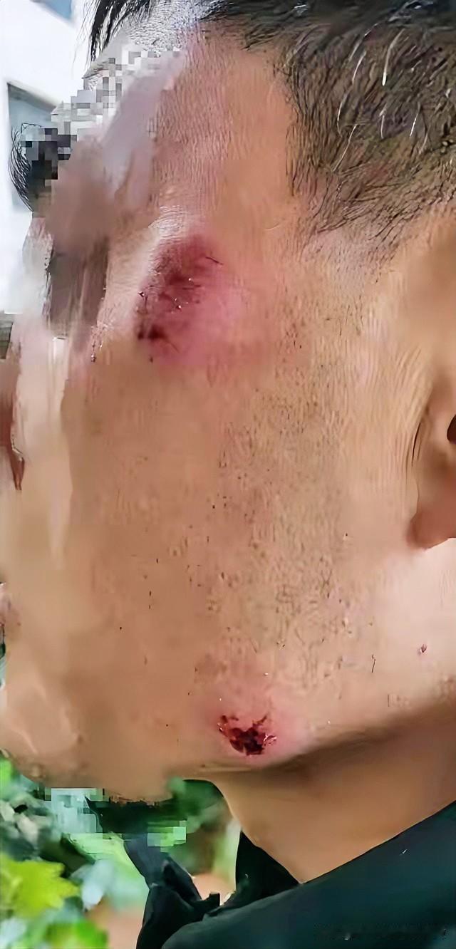 湖北武汉，某小区一男一女两名业主，去社区办公室咨询业委会的事，期间没人搭理他们。