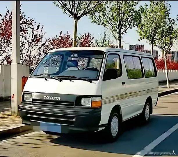 复古经典的丰田面包车，满满的怀旧情怀，带你瞬间穿越时光！🚗🌿 各位小伙伴们，