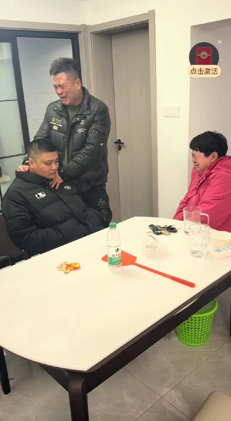 当眼泪变成流量密码时，最先干涸的是人心。
朱进父母对着镜头的痛哭，榨干了最后一点