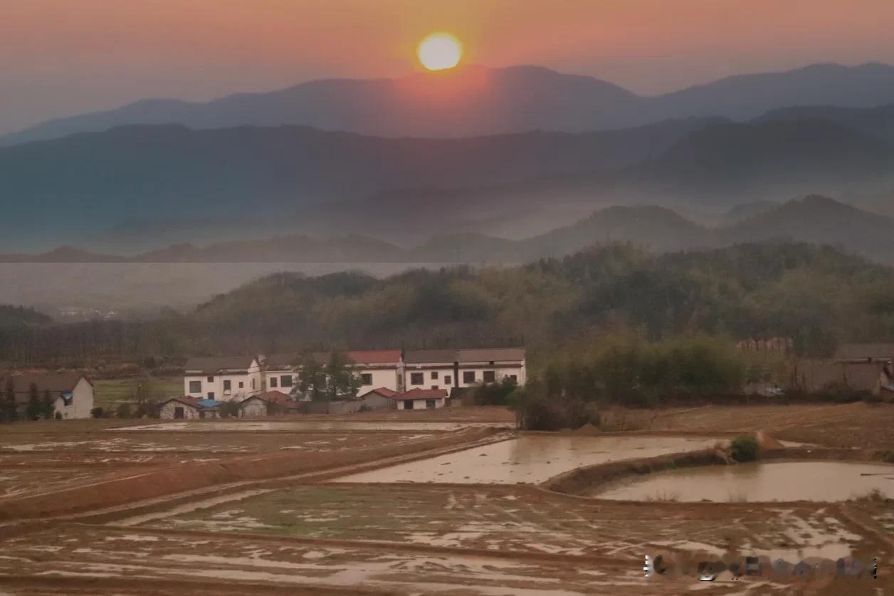 乡村风光，宁静祥和，远山如黛，人间仙境。

清晨，薄雾笼罩，远山如黛，轮廓在轻纱