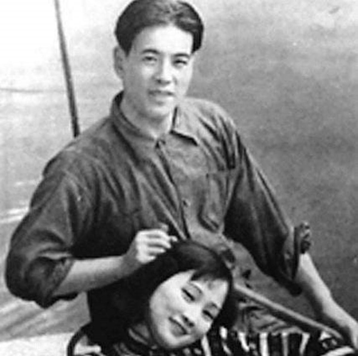 毛主席英明弟子，年仅25岁晋升国军中将，竟亲自培养妻子成为明星特工，你知道他的故