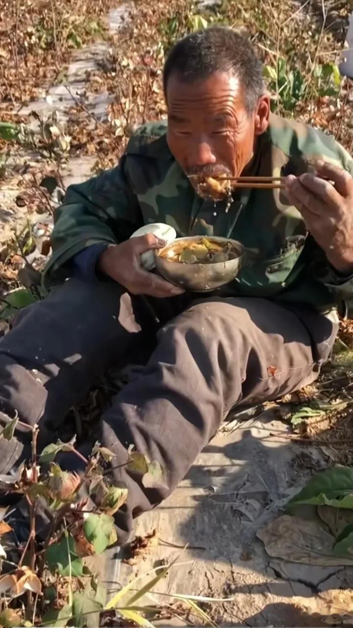 明明自己过得也马马虎虎
可就看看不得这样的场景
看到这些老人
很庆幸把父母带在身