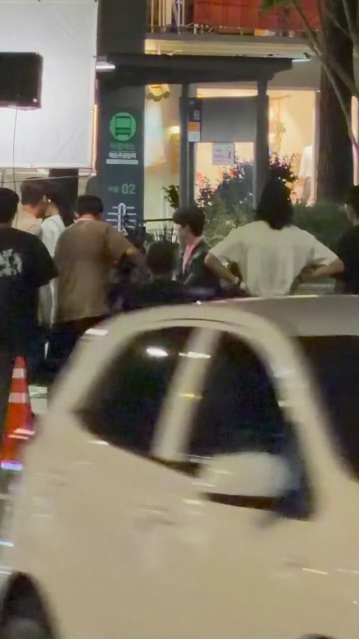 全体起立吧金所炫宋江双人路透来了。。。特么这发型谁在害泫妹儿 ​​​