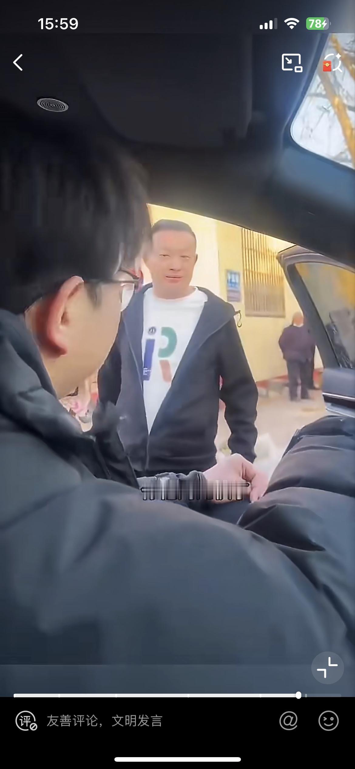 小巷子堵车起纠纷，一言不合小伙的车被中年男子给砸了。小伙的车和这名中年男子的车在