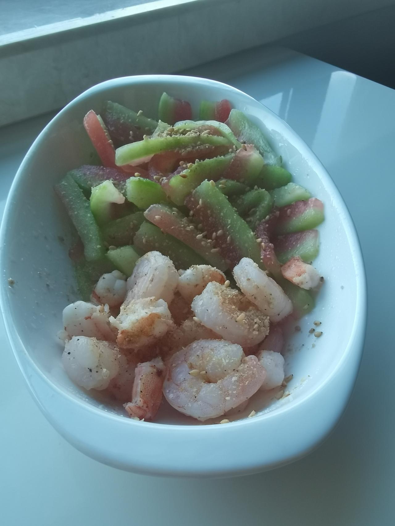 【星期六  早餐打卡】
黄油煎八宝粽、香煎虾仁、凉拌西瓜皮、白煮蛋、牛奶咖啡
