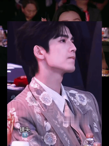 张凌赫看着白鹿搞怪时的眼神和表情，可以反反复复嗑一百遍，她在闹，他在笑，哪怕知道