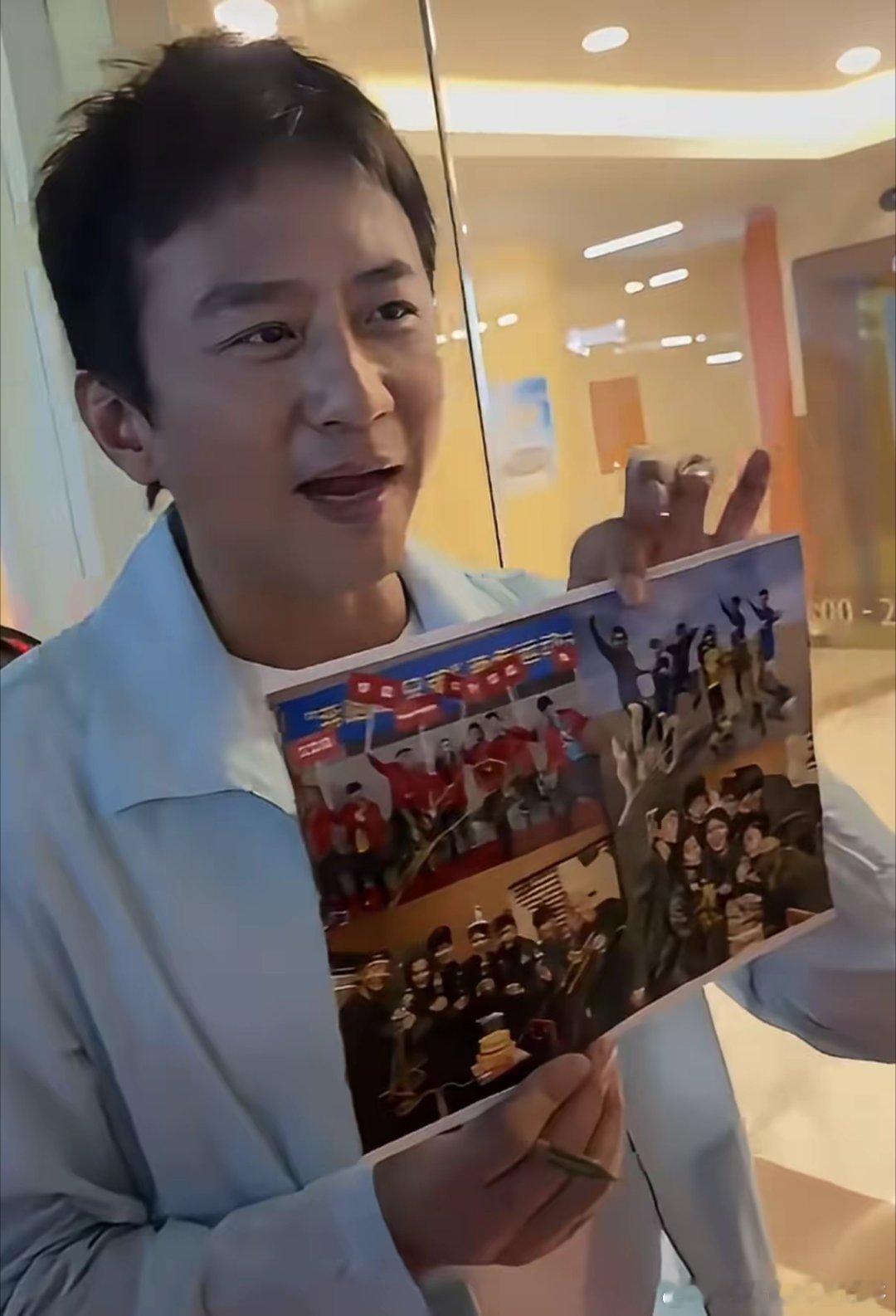 跑男粉丝要签名，我不奇怪。邓超给签名，我也不奇怪。我奇怪的是，为什么邓超会说：“
