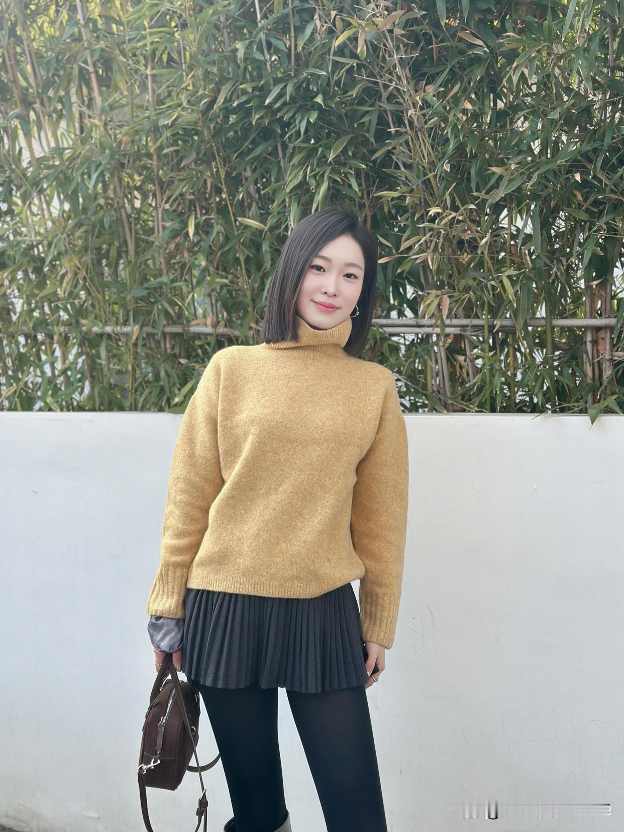 秋日里，暖黄色毛衣搭配黑色百褶裙简直是时尚密码。暖黄色毛衣就像秋日暖阳，给人温暖