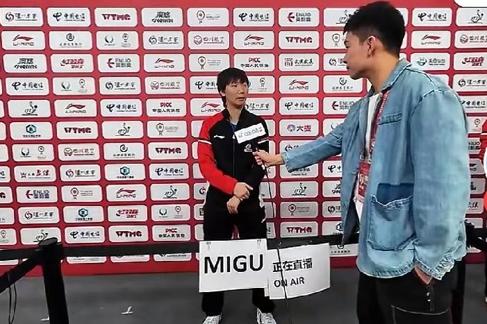 曼昱出场比赛结束，总会记着给球迷带来乐趣。
     昨天曼昱对阵法国队单打比赛