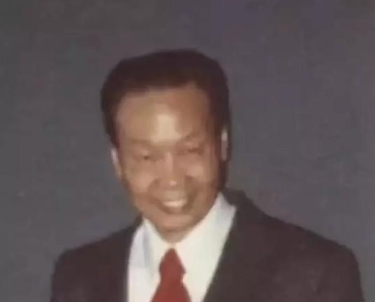 1986年，我国潜伏美国长达37年的王牌特工金无怠被捕，在面对严酷审讯时，他突然