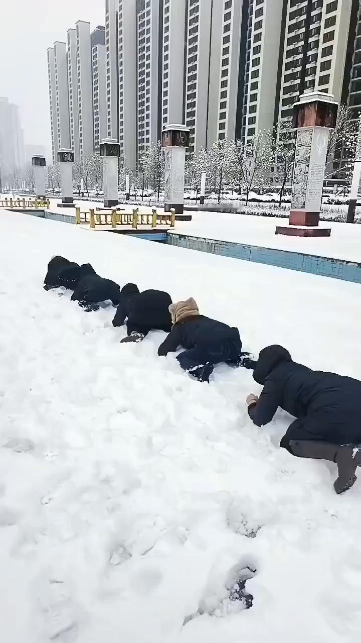 这波操作都看傻了。