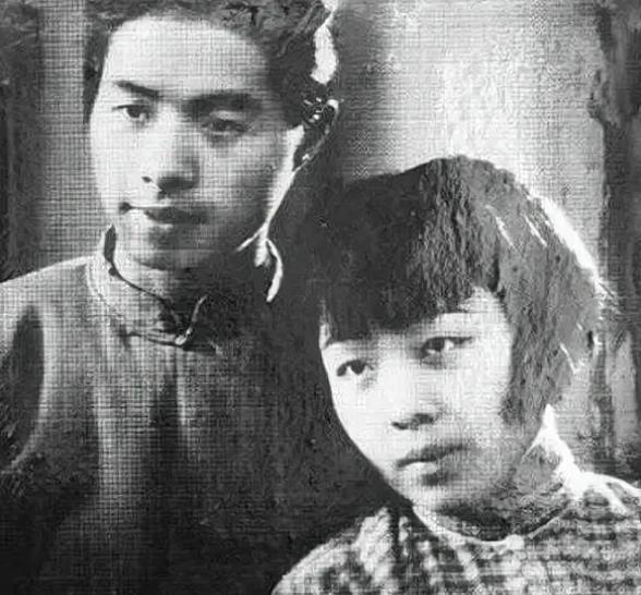 1928年，才女丁玲同时爱上了两个男人，并提出了三人同居，不可思议的是，她的想法