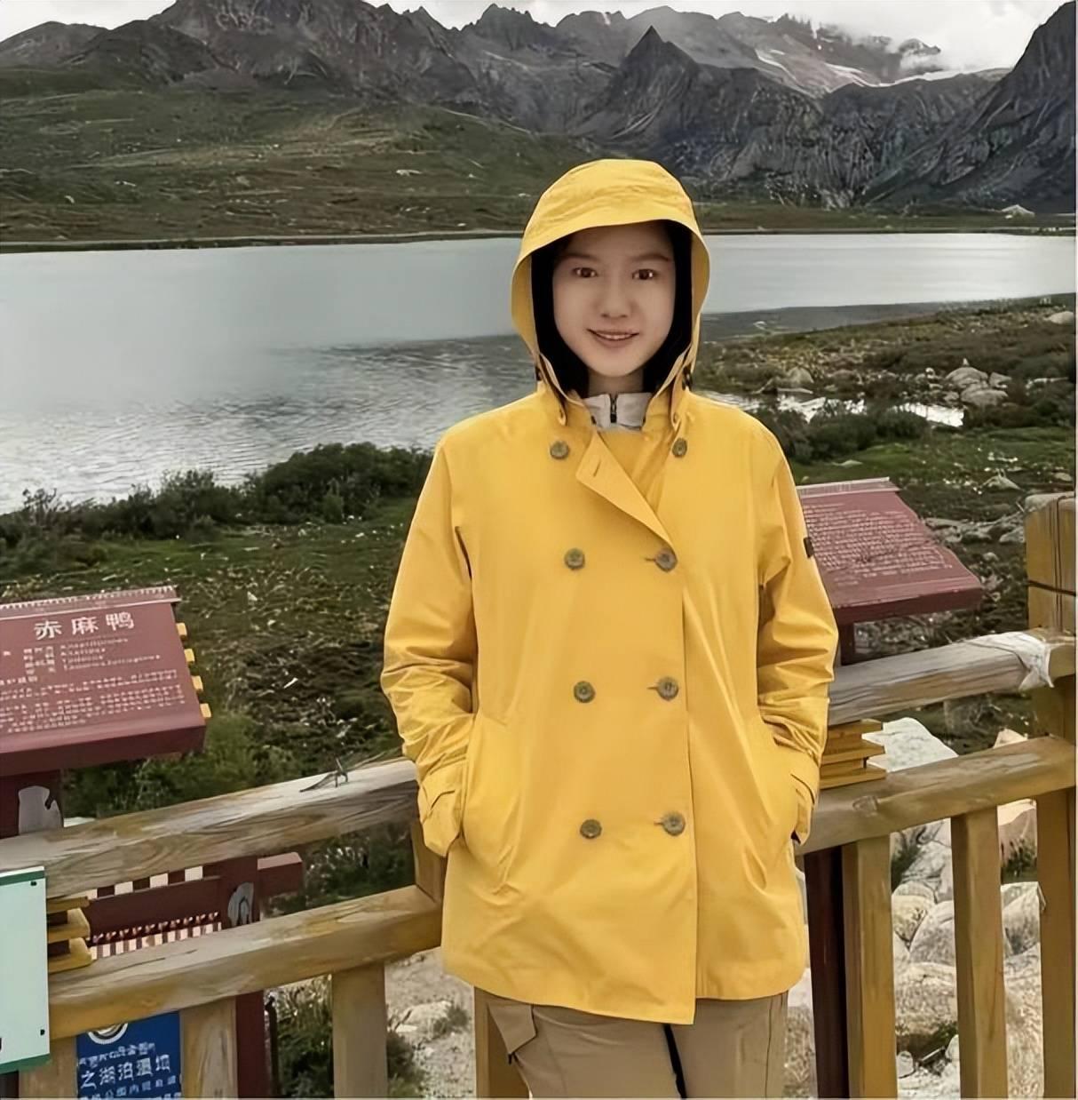 丧夫9个月翁帆放下心事出游！
 
翁帆两段治愈旅途，先是独自奔赴川西贡嘎山，素颜