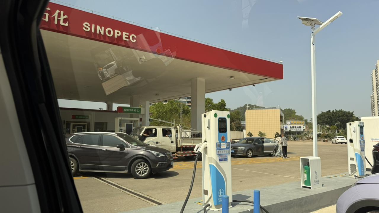 今日加油站异常热闹，都怕明天去油站会排队…
所以还是趁早给自己的车加油
先来一箱