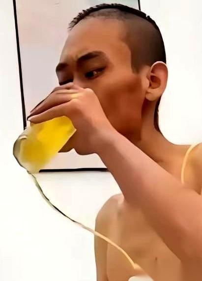 他签了放弃治疗同意书，第一件事，是让人送了一箱啤酒到病房。
管子还插在身上，他撬