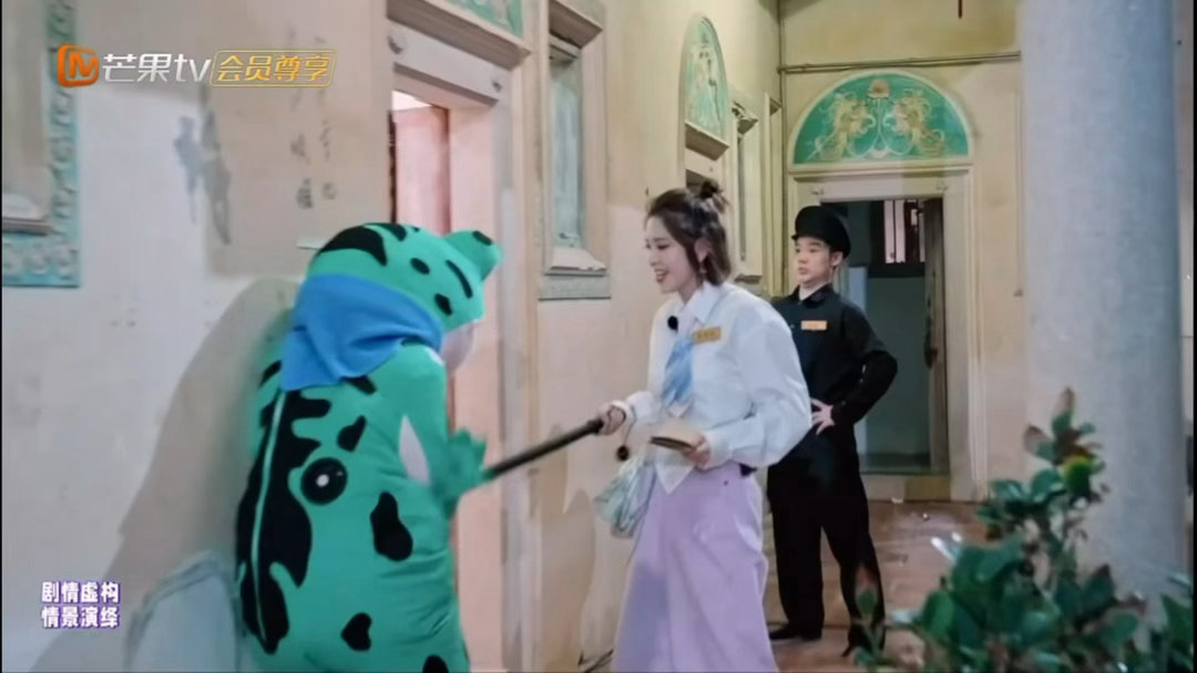 唐艺昕抓牛蛙自带配音唐艺昕人形电击棍荧幕里大多是温婉的角色，综艺里却解锁搞笑属性