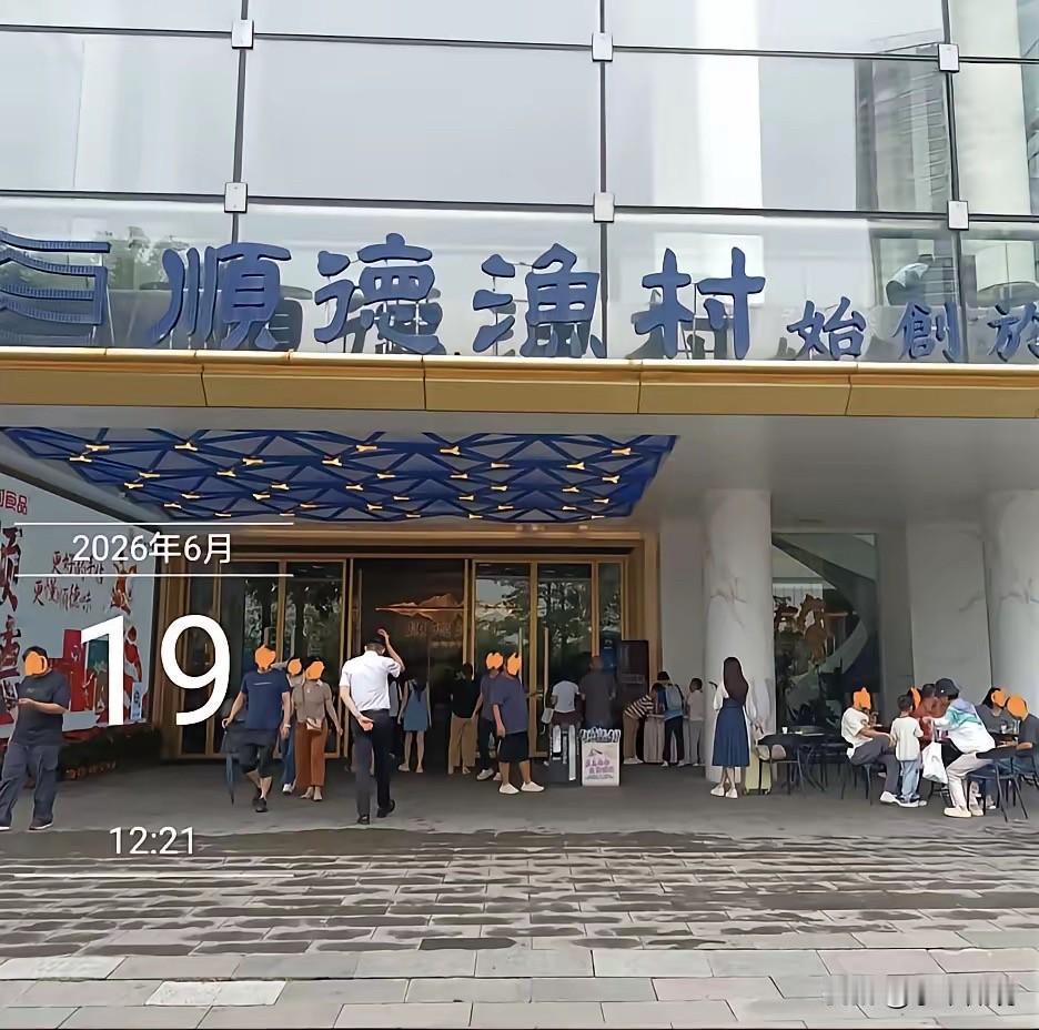 顺德大雨母子被赶，真相来了！当值保安：“你带孩子到廊下避雨，车我帮你推到侧边！”