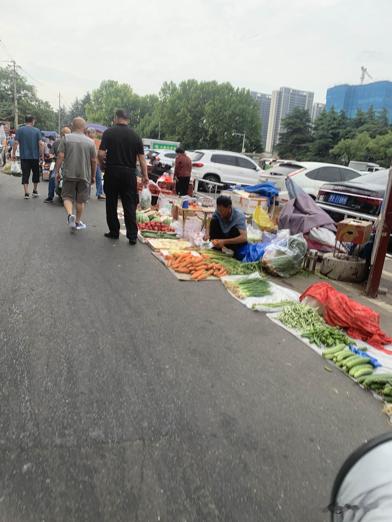 每天出小区都非常难，骑电瓶车必须小心翼翼，不注意就会碰到人。
这些小商小贩非要把