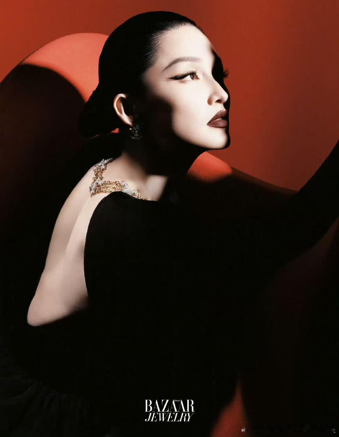 李沁芭莎珠宝十一月刊封面大片 ​​​好完美的骨相～李沁怎么美成这样啊！！！ ​​