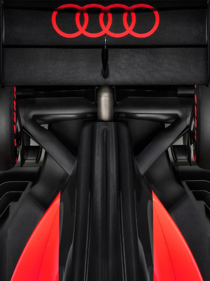 奥迪的新征程
近日，奥迪车队2026赛季R26 F1概念涂装正式发布。
银红黑三