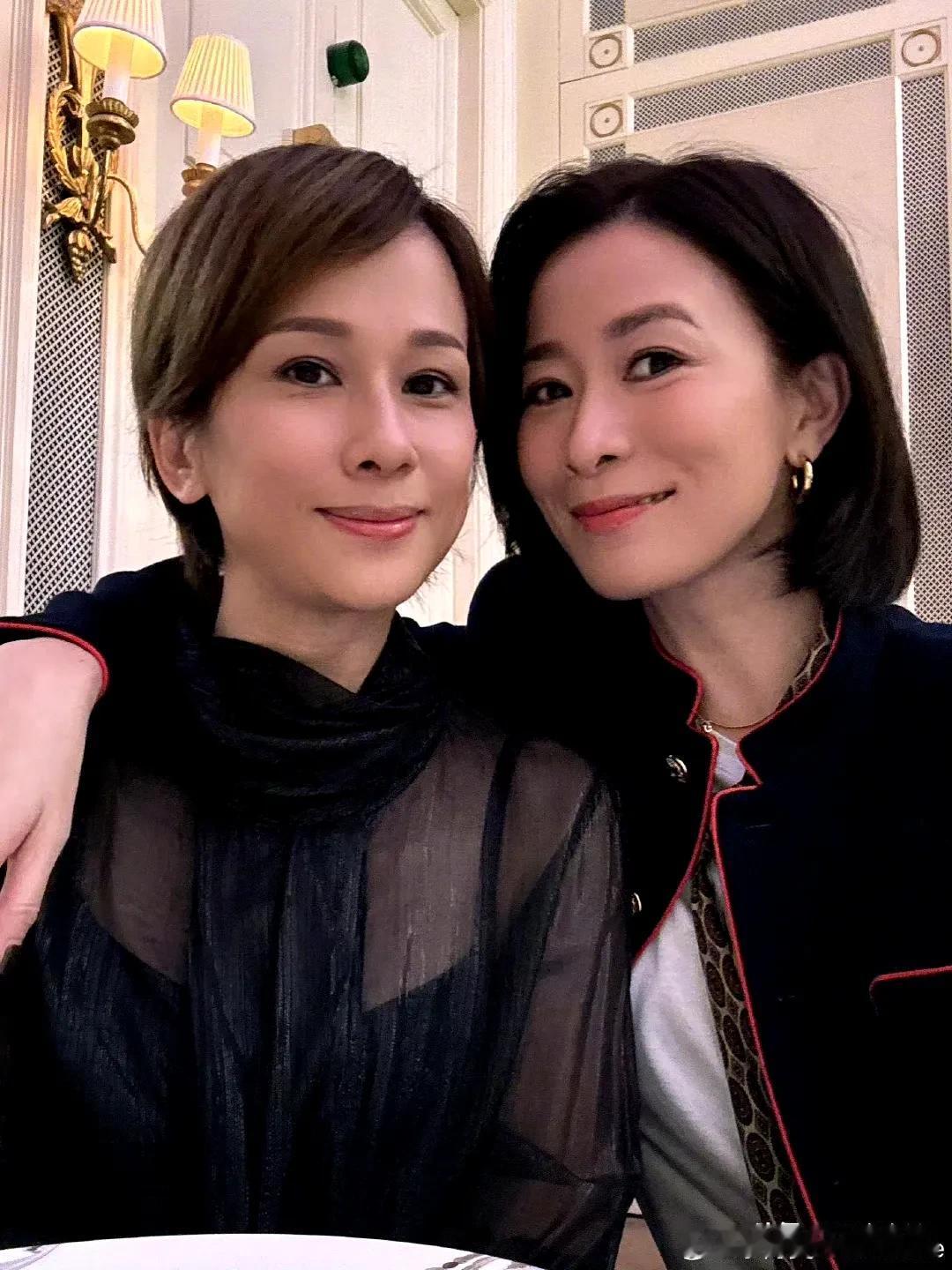 左边是TVB的万年女二文颂娴，右边是TVB收视女王佘诗曼！
论颜值的话文颂娴，柔