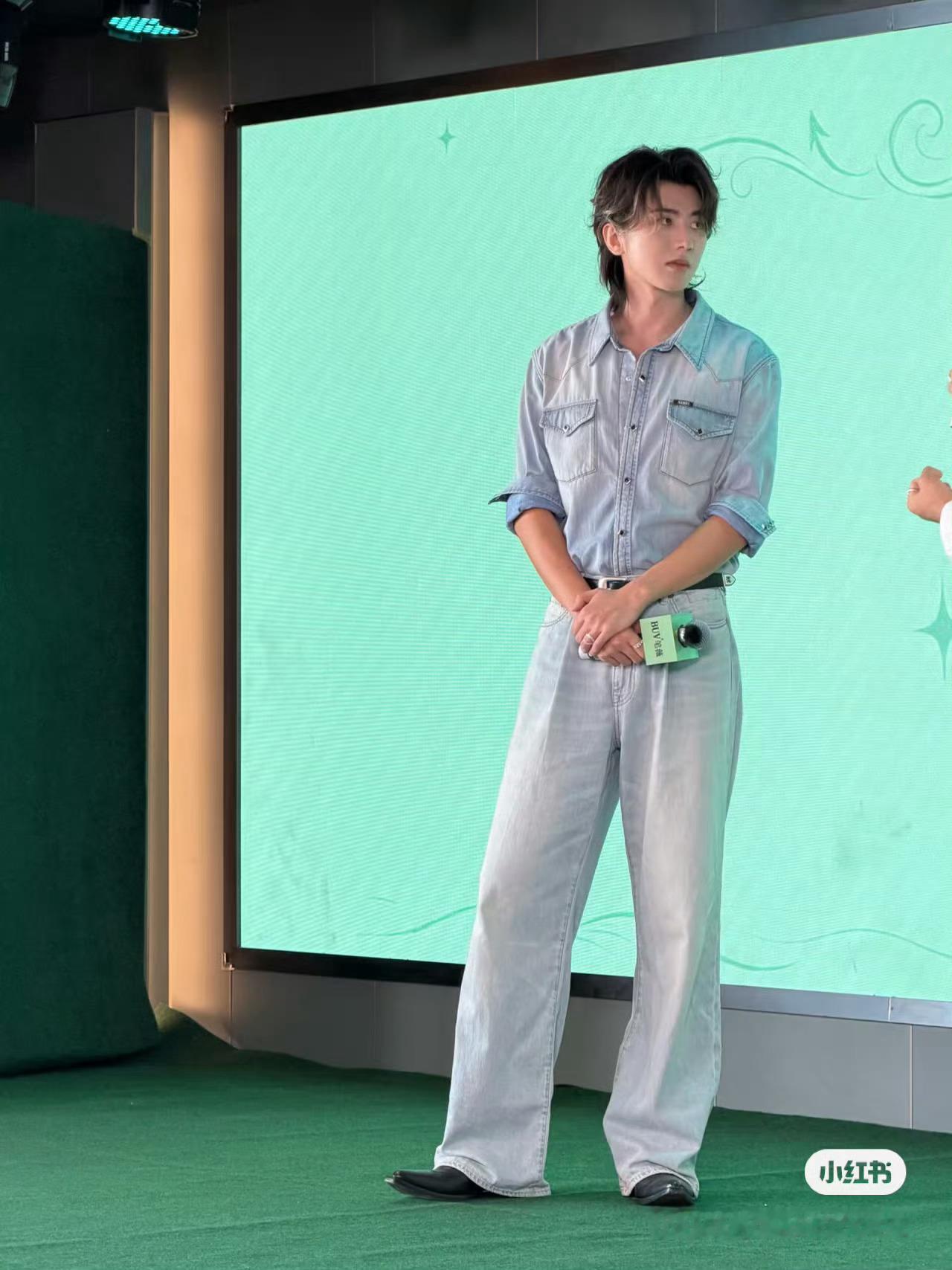 被比例吓哭了蔡徐坤buv全球品牌代言人