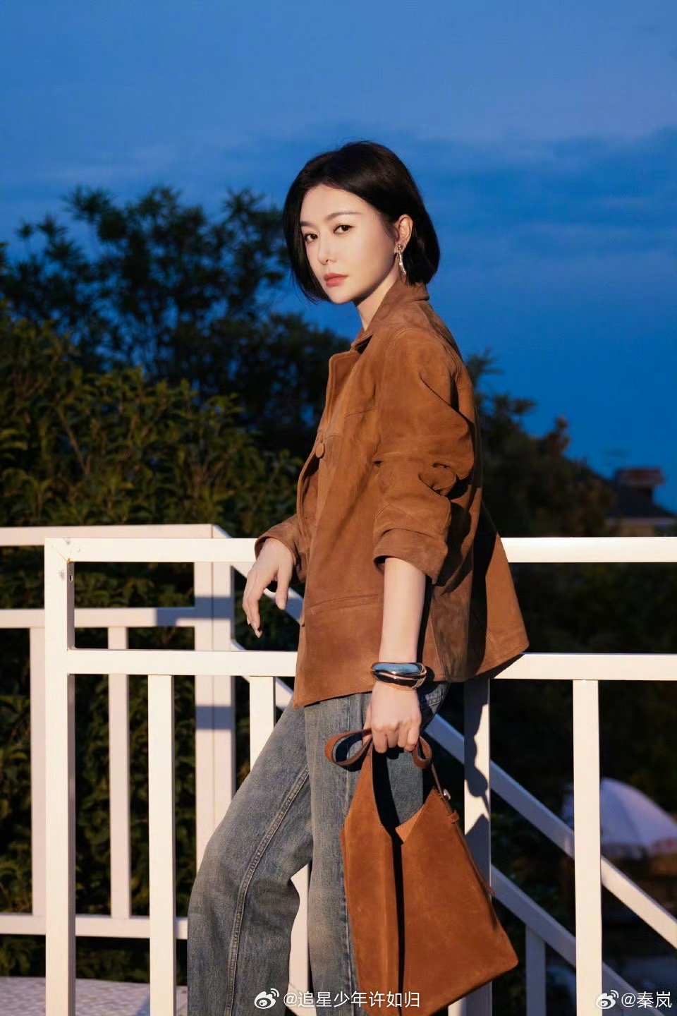 秦岚蓝调时刻氛围感 刷到秦岚的蓝调时刻出发图，瞬间被戳中！美拉德色系麂皮秋装温柔