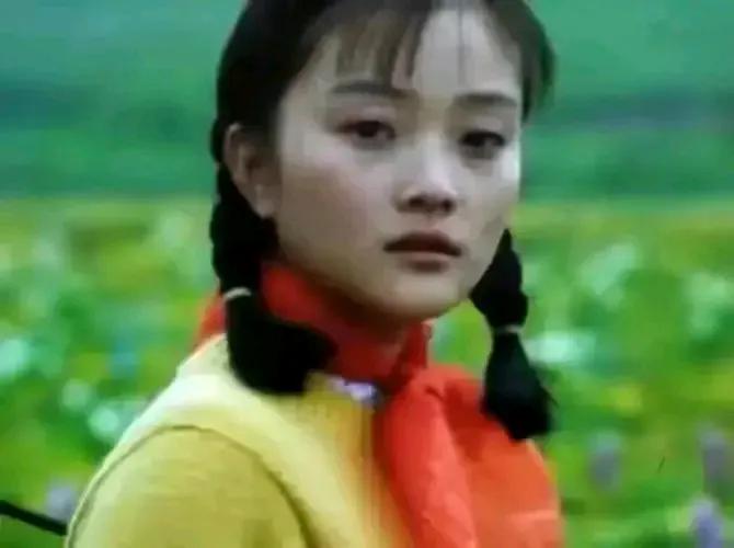 李小璐和年轻时判若两人，无论是外形还是气质，如今的她很有韵味。
