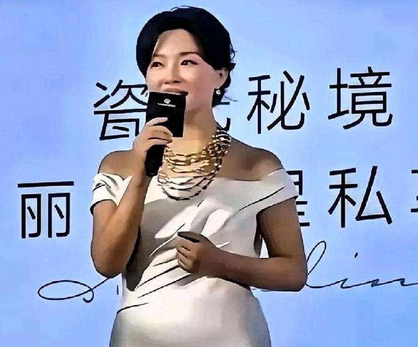 这是陈数吗？那个走路带风、气质绝尘的东方美人，怎么突然像被"压缩"成了孕妇照？4