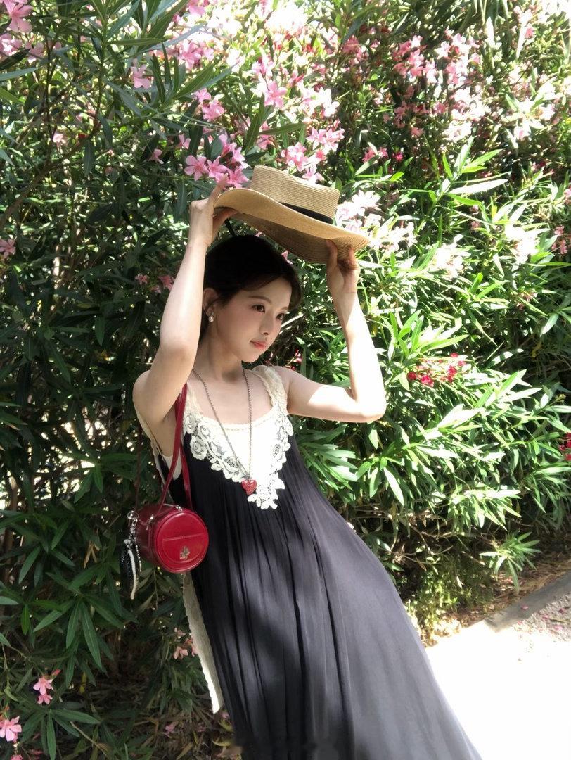 派酱安利 杨超越夏日大片远方传来的美美明信片～快来接收啦！优雅的少女在南法要玩的