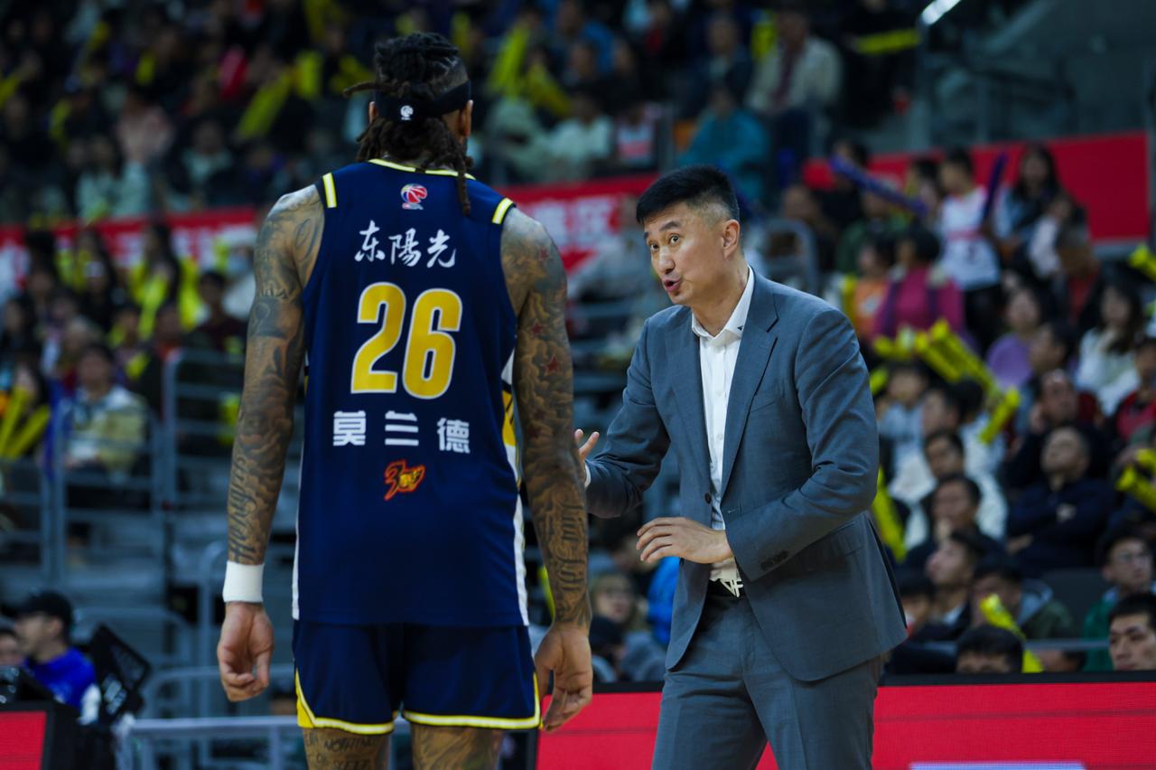 杜锋竟然回怼记者！就在上场遭遇战。当广东队以93:51的战绩强势击败了四川队之后